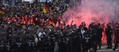 Η άκρα δεξιά κλιμακώνει τις κινητοποιήσεις στο πλαίσιο της στρατηγικής της έντασης κατά της Merkel