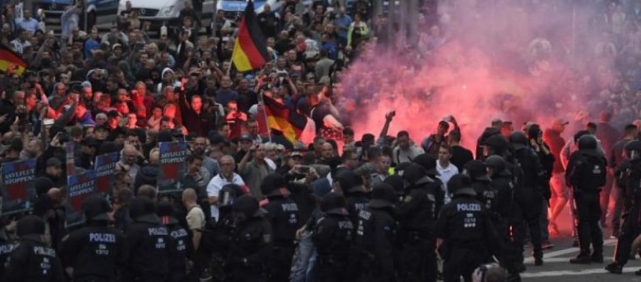 Η άκρα δεξιά κλιμακώνει τις κινητοποιήσεις στο πλαίσιο της στρατηγικής της έντασης κατά της Merkel