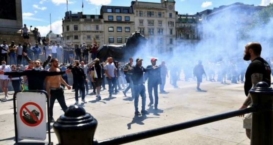 Βρετανία: Συγκρούσεις διαδηλωτών με ακροδεξιούς στο Λονδίνο για τα αγάλματα