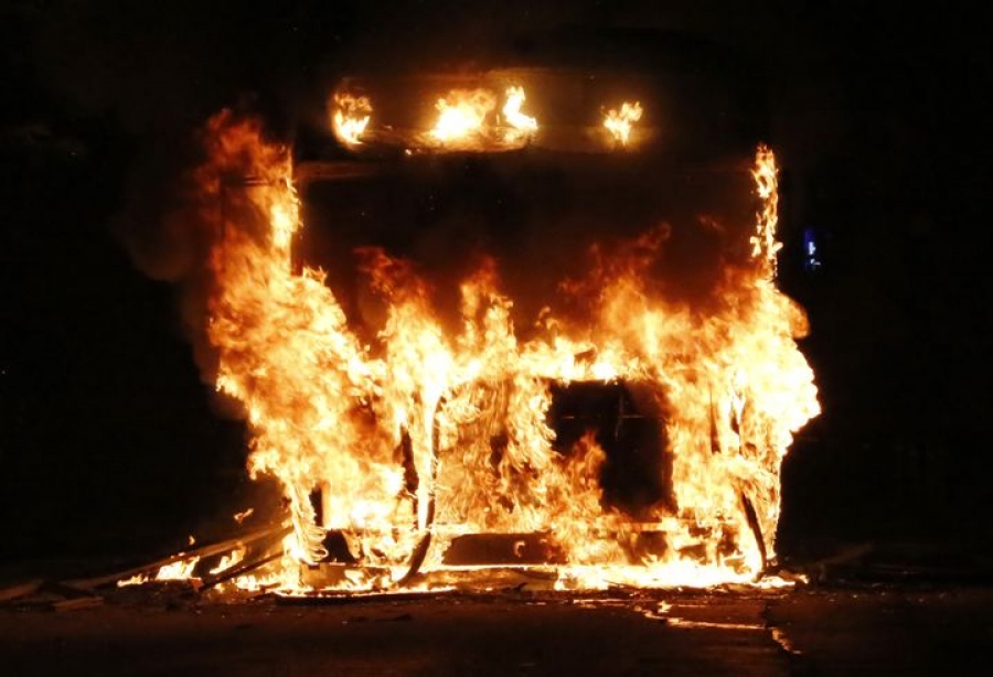 Έκρυθμη η κατάσταση στην Αττική – Ρομά έκαψαν κατάστημα με ελαστικά και αστικό λεωφορείο