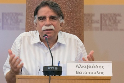 Βατόπουλος (καθηγητής Μικροβιολογίας): Να τηρούνται οι αποστάσεις ασφαλείας στην παραλία κυρίως σε ξαπλώστρες, ομπρέλες