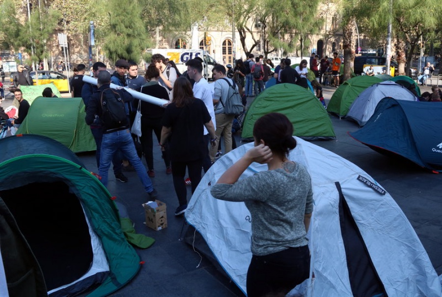 Συνεχίζονται οι διαμαρτυρίες στη Βαρκελώνη - Εκατοντάδες νέοι κατασκήνωσαν στην πλατεία Univeristat στο κέντρο της πόλης