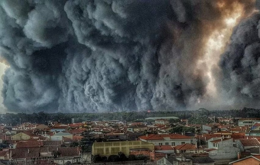 Πορτογαλία: Παραλίες στον νότο έχουν σκοτεινιάσει από τον καπνό πυρκαγιάς