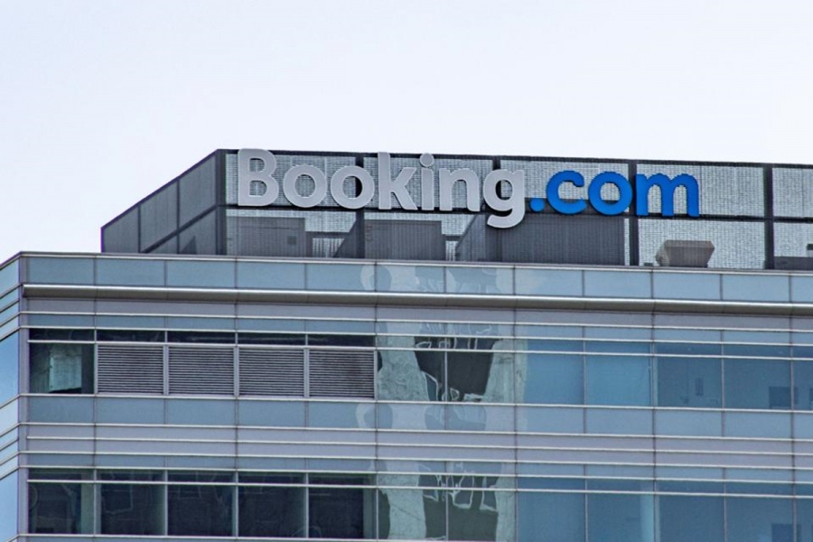 Τι απαντά η Booking.com στην μαζική καταγγελία σε βάρος της