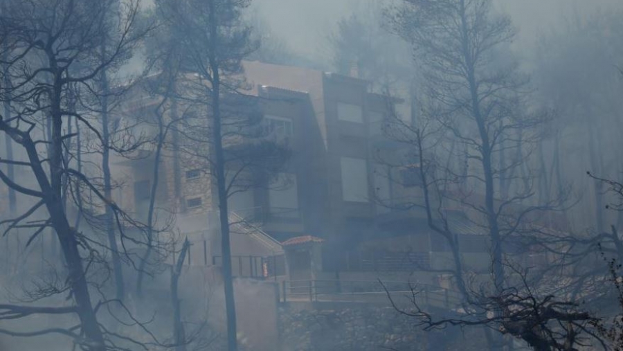 Πυρκαγιά σε Σταμάτα, Ροδόπολη Αττικής - Καίγονται σπίτια - Εκκενώσεις σε Γαλήνη, Διόνυσο - Ανεξέλεγκτη η κατάσταση