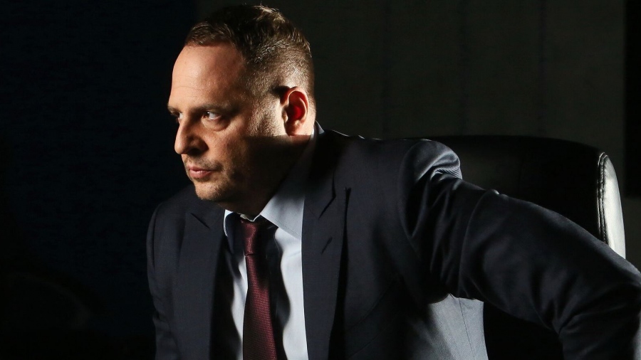 Κανένας Zelensky - Αυτός είναι ο «αόρατος δυνάστης» της Ουκρανίας, ο αρχιερέας της διαπλοκής που κινεί τα νήματα στο Κίεβο