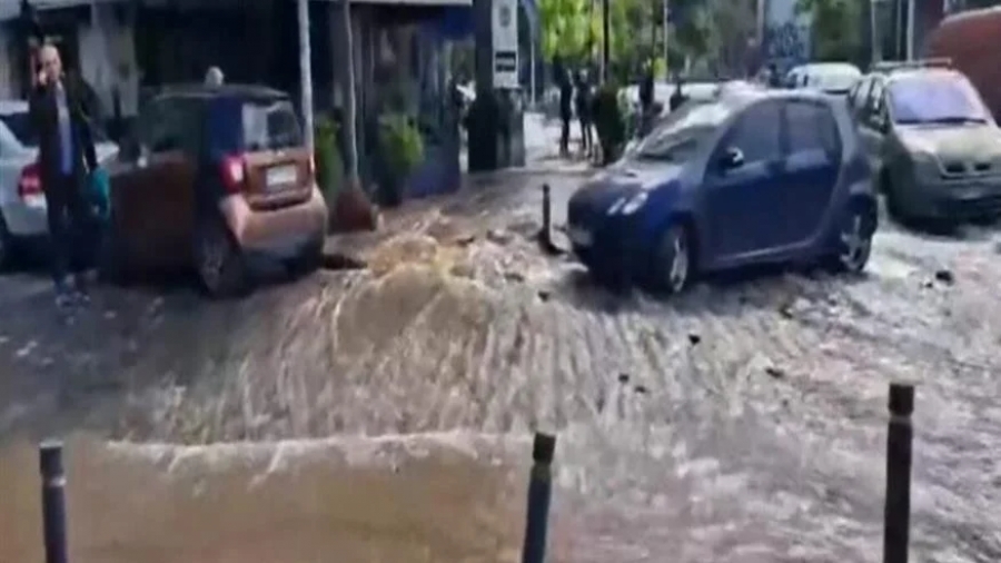 Απίστευτο χάος έξω από τα Δικαστήρια Θεσσαλονίκης: Έσπασε αγωγός αποχέτευσης – Δυσοσμία παντού - Βίντεο αναγνωστών