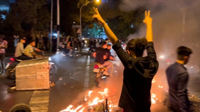 Κλονίζεται το καθεστώς – Mossad: Εκατοντάδες παραιτήσεις στις δυνάμεις ασφαλείας του Ιράν μετά τον ξεσηκωμό του λαού