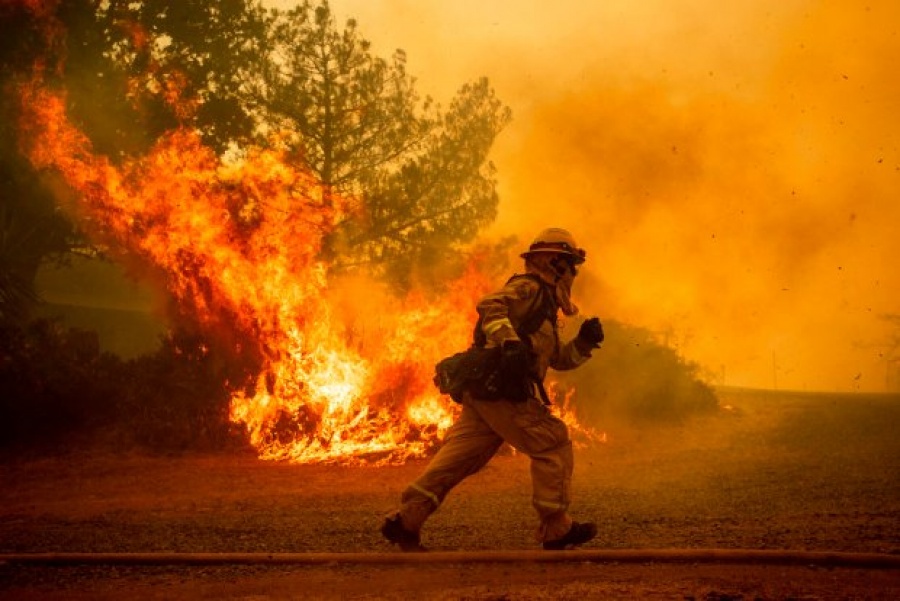 ΗΠΑ: Οι πυροσβέστες καταγράφουν πρόοδο απέναντι στη γιγαντιαία πυρκαγιά της Καλιφόρνιας