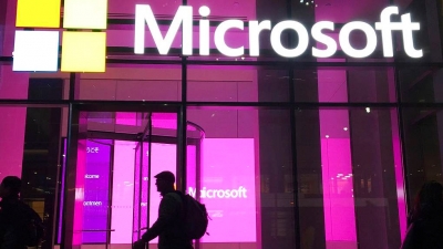 Η Microsoft μειώνει σημαντικά τις δραστηριότητες της στη Ρωσία αλλά δεν αποχωρεί