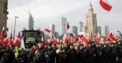 Μεγάλη διαδήλωση στη Βαρσοβία κατά της εμπλοκής της Πολωνίας στον πόλεμο της Ουκρανίας