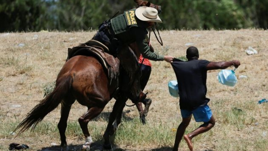 Σάλος με εικόνες έφιππων συνοριοφυλάκων που κυνηγούν μετανάστες στις ΗΠΑ