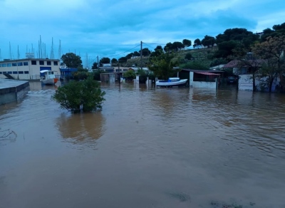 Επελαύνει και σαρώνει η κακοκαιρία Byron - Δρόμοι έγιναν λίμνες στην Αττική, έκλεισαν δρόμοι, μπαράζ μηνυμάτων 112