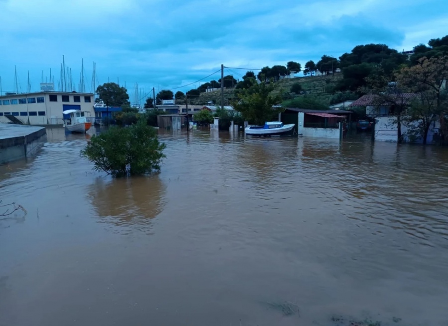 Επελαύνει και σαρώνει η κακοκαιρία Byron - Δρόμοι έγιναν ποτάμια στην Αττική, πλημμύρες παντού, εγκλωβισμοί, μπαράζ μηνυμάτων 112
