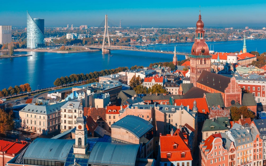 Κλυδωνίζεται από τις εκροές καταθέσεων Ρώσων το τραπεζικό σύστημα της Λετονίας