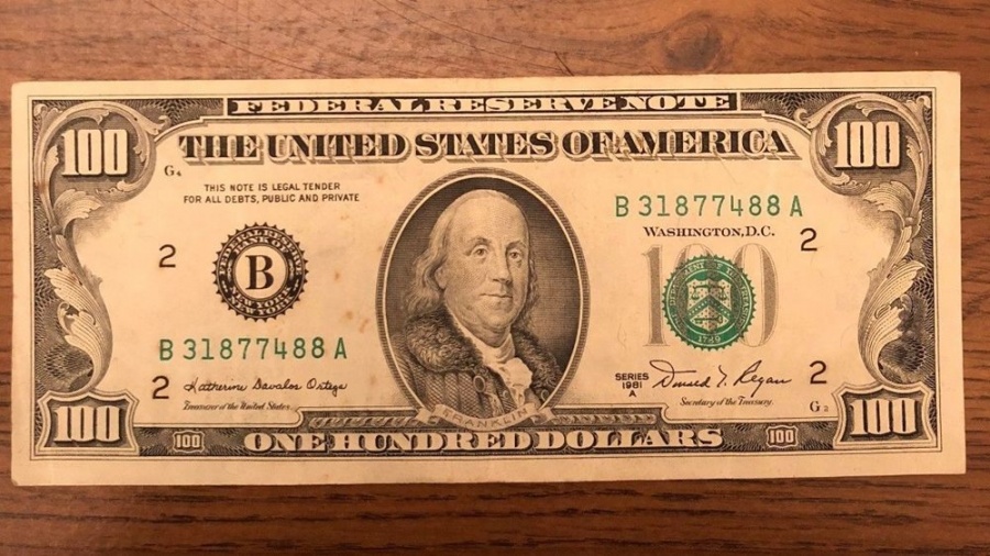 Κυρίαρχο το χαρτονόμισμα των 100 δολαρίων στα μετρητά