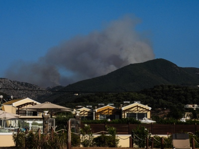 Σε ύφεση η πυρκαγιά στην Κέρκυρα – Ανησυχία για τους ισχυρούς ανέμους