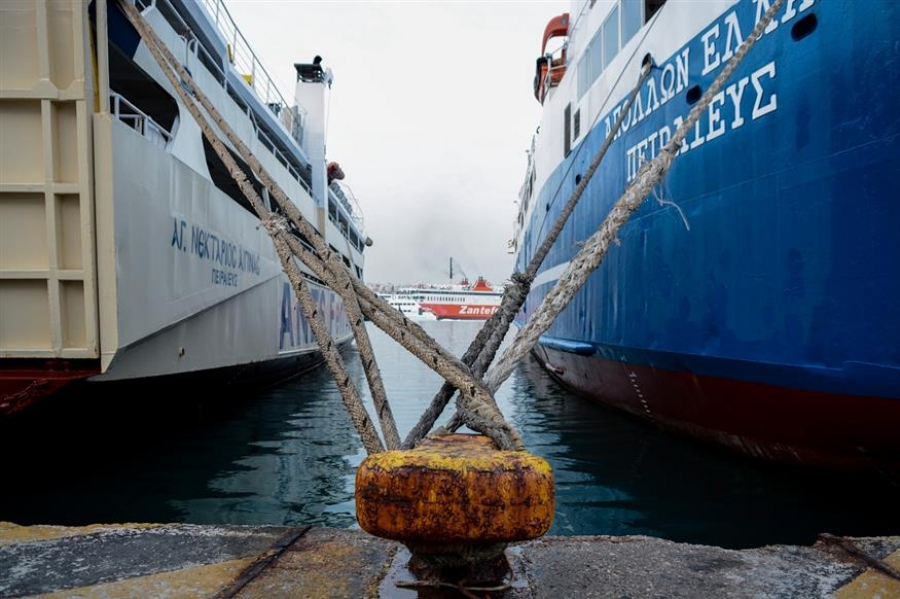 Δεμένα τα πλοία στα λιμάνια Πειραιά, Ραφήνας και Λαυρίου λόγω θυελλωδών ανέμων