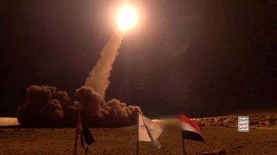 Ισχυρή επίθεση των Houthis σε στρατιωτικό αεροδρόμιο της υεμενίτικης κυβέρνησης - Συνεχείς εκρήξεις στο Bab al-Mandab