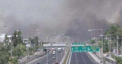 Πυρκαγιά Βαρυμπόμπη:  Κλειστή και πάλι η εθνική οδός Αθηνών - Λαμίας με αναφορές για εγκλωβισμένους