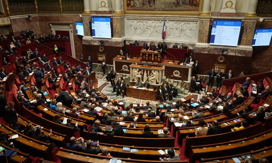 Οικονομικό χάος στη Γαλλία  – Χωρίς προϋπολογισμό έως το Μάρτιο του 2026, εάν πέσει η κυβέρνηση