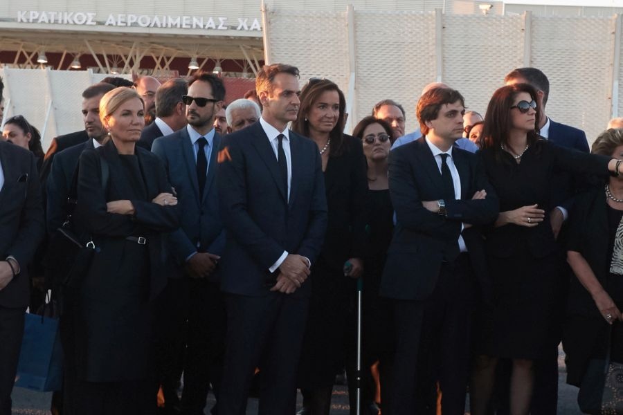 Σύσσωμη η οικογένεια Μητσοτάκη στο ετήσιο μνημόσυνο από το θάνατο του πρώην πρωθυπουργού