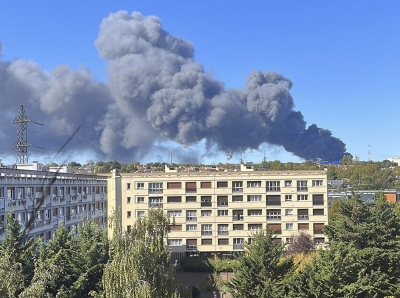 Γαλλία: Τεράστια φωτιά στη μεγάλη αγορά Rungis – Πυκνοί καπνοί έπνιξαν το Παρίσι