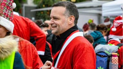 Πάνω από 1.000 Αϊ Βασίληδες στο Athens Santa Run 2025 - Δούκας: Μέρος των εσόδων σε δράσεις αλληλεγγύης και αθλητισμού