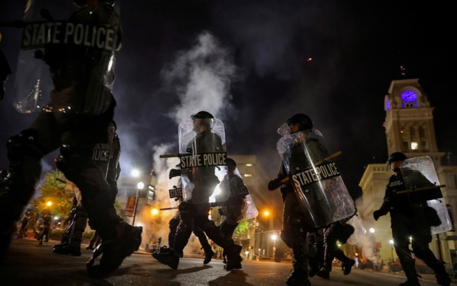 Ταραχές στις ΗΠΑ – Δύο αστυνομικοί τραυματίστηκαν από πυρά κατά τη διάρκεια διαδήλωσης στο Κεντάκι