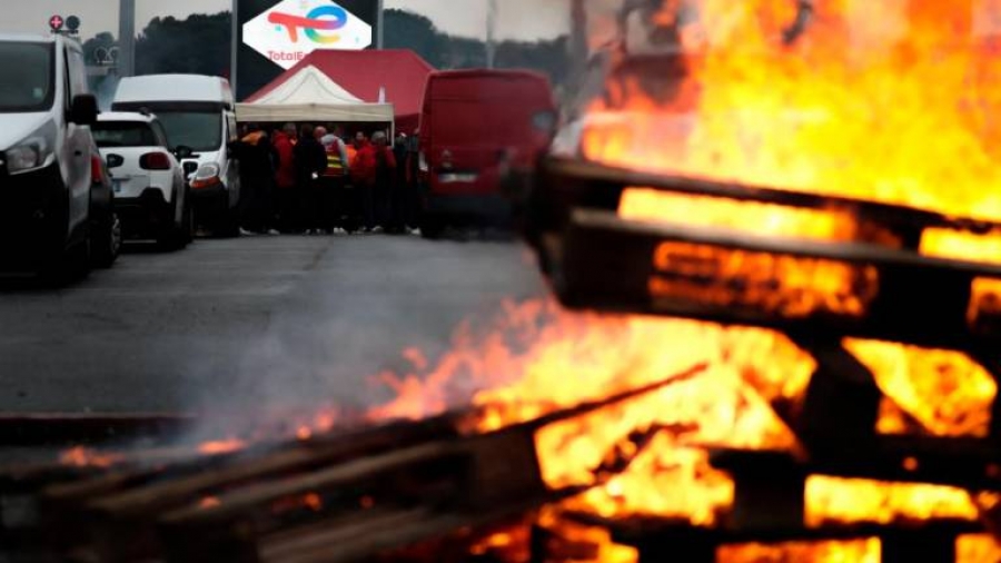 Μαζικός ξεσηκωμός από τους Γάλλους: Οι εργαζόμενοι στα διυλιστήρια καλούν σε εξάπλωση των απεργιών - Με την πλάτη στον τοίχο ο Macron