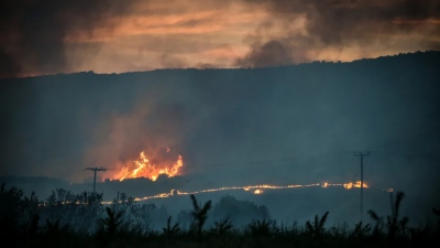 Φωτιά στη Λαμία: Εκκενώνεται η Αμφιθέα