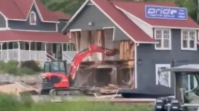 Τον απέλυσαν και εκείνος πήρε την μπουλντόζα και... κατεδάφισε ολόκληρο το κτήριο της εταιρίας