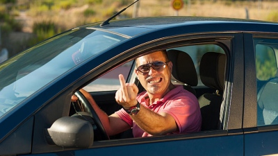 Τι θα πάθεις εάν υψώσεις το μεσαίο δάκτυλο σε τροχονόμο ενώ οδηγάς