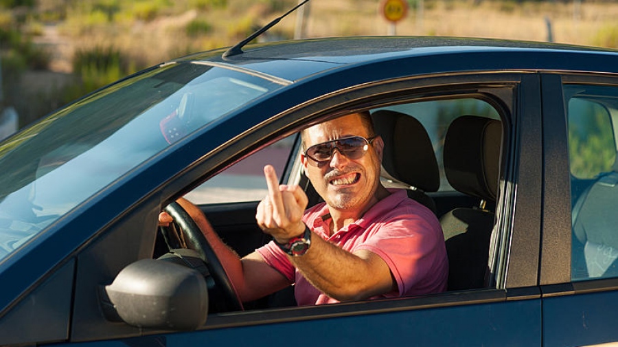 Τι θα πάθεις εάν υψώσεις το μεσαίο δάκτυλο σε τροχονόμο ενώ οδηγάς