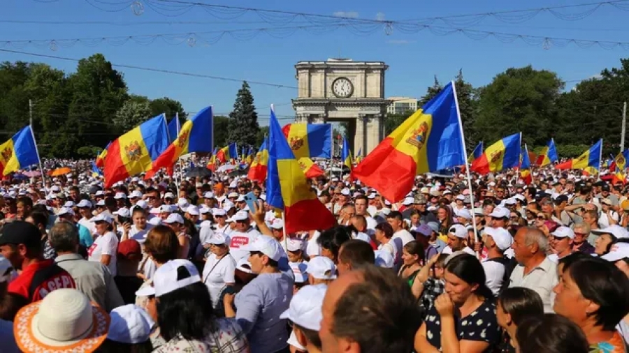 Λαϊκή οργή στην Μολδαβία για την ακρίβεια - Έφεραν κοπριά στην κυβέρνηση με σύνθημα «παραίτηση τώρα»