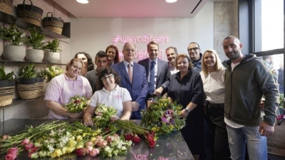 Στα εγκαίνια των ανακαινισμένων ιστορικών ανθοπωλείων της Βουλής o Μητσοτάκης: Ξανανοίγουν με ένα διαφορετικό χαρακτήρα