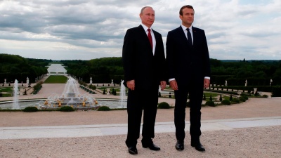 «Βόμβες» Macron: Ο Putin είναι ένας πολύ ισχυρός άνδρας που θέλει να αποσταθεροποιήσει τις δημοκρατίεςς μας