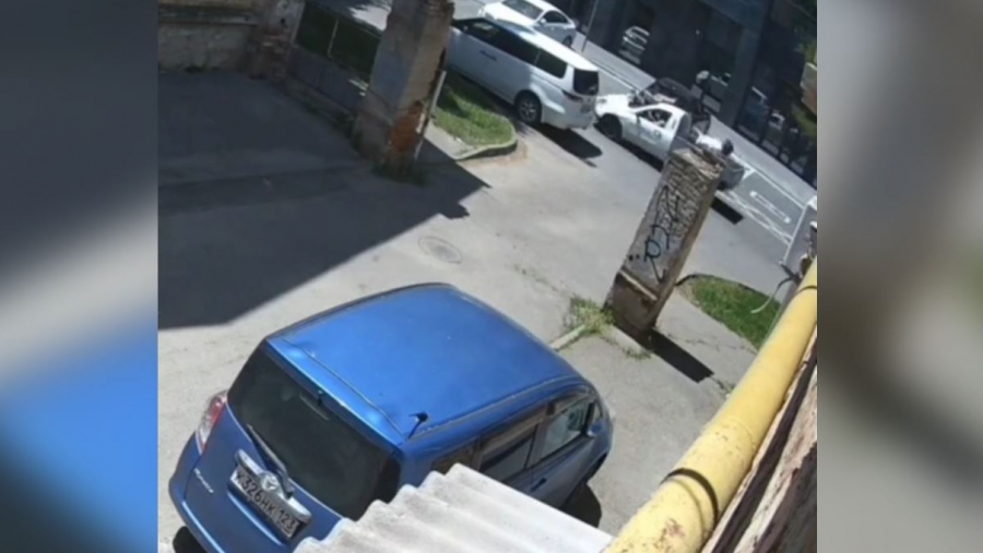 Είχανε Άγιο - Έφηβοι σε πατίνι συγκρούονται με Lada και προσγειώνονται στο καπό και στην καρότσα του (vid)