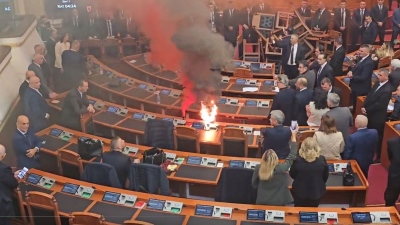 Αλβανοί βουλευτές αντέδρασαν στην ψήφιση του προϋπολογισμού ανάβοντας ... καπνογόνα