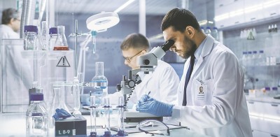 Έρευνα Pew: Οι πολίτες εμπιστεύονται τους επιστήμονες περισσότερο από κυβερνήσεις και ΜΜΕ