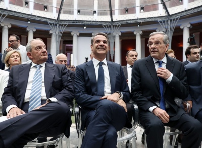 Δύο βιβλία, δύο κόσμοι στην ΝΔ και στη μέση... ο Μητσοτάκης – Θα γίνει το πρώτο τετ α τετ με Καραμανλή και Σαμαρά;