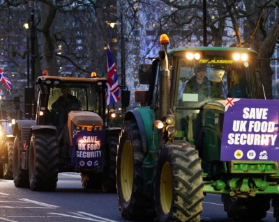 Βρετανία: Αγρότες με τρακτέρ διαδήλωσαν έξω από το κοινοβούλιο