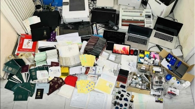 ΕΛ.ΑΣ: Δύο συλλήψεις για πλαστογραφία και διάθεση προϊόντων εγκλήματος – Κατασχέθηκαν πλαστά και κλεμμένα έγγραφα