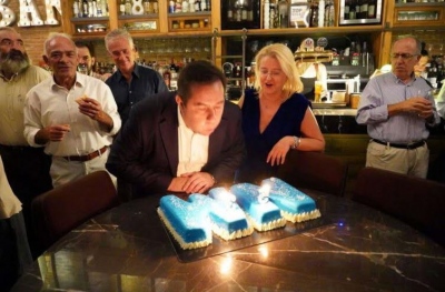 Ο κόσμος καίγεται και ο Μηταράκης... σβήνει κεράκια!