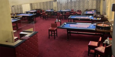 Έφοδος της ΕΛ.ΑΣ. σε παράνομο «καζίνο» στο κέντρο της Αθήνας – Συλλήψεις 68 ατόμων και βαριά πρόστιμα