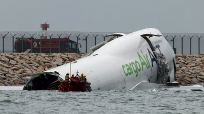 Τραγωδία με αεροσκάφος της Emirates SkyCargo - Προσέκρουσε σε όχημα εδάφους και κατέληξε στη θάλασσα, 2 νεκροί