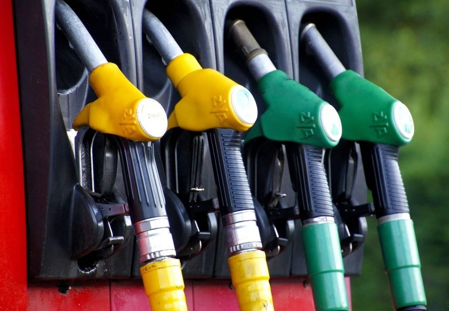 Μείωση 8,5% στην τιμή της βενζίνης φέρνει η «βουτιά» του πετρελαίου στις διεθνείς αγορές