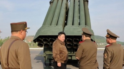 Βόρεια Κορέα: Επιθεώρησε συστήματα πολλαπλών εκτοξευτών πυραύλων ο Kim Jong Un