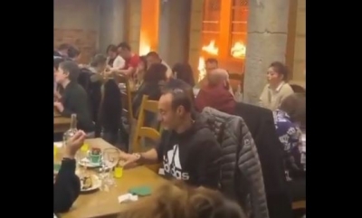 Γαλλία: Πολίτες τρώνε αμέριμνοι σε εστιατόριο και έξω η πόλη φλέγεται