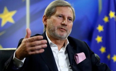 Hahn (Κομισιόν): Η Αθήνα κινδυνεύει να χάσει ευρωπαϊκά κονδύλια 2 δισ. ευρώ λόγω κωλυσιεργίας – Ευθύνες στην προηγούμενη κυβέρνηση